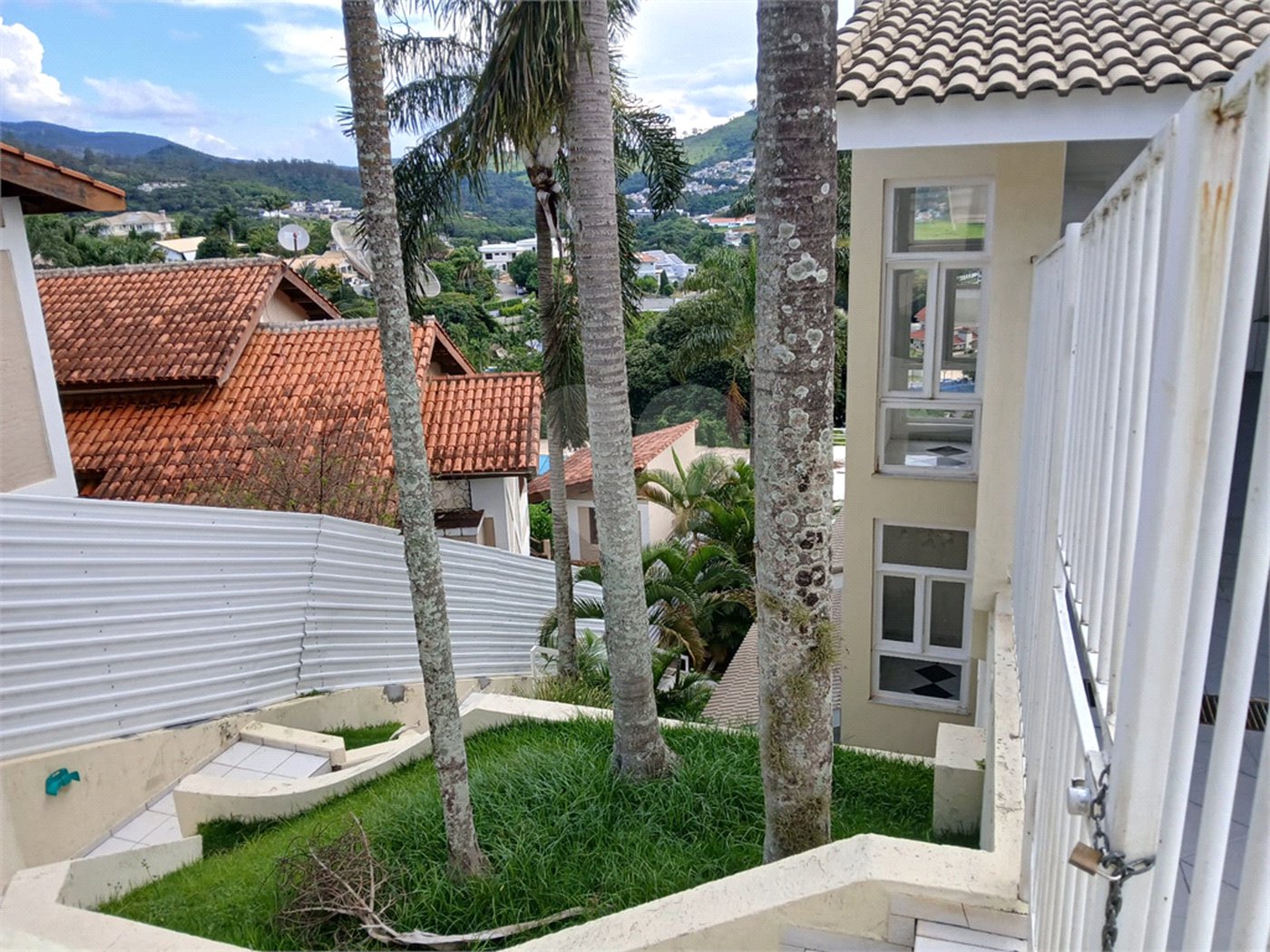 Casa à venda com 4 quartos, sendo 2 suítes, no condomínio Flamboyant, Atibaia - SP