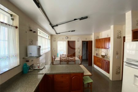 Casa Térrea com 3 suítes, sendo 1 suíte master.