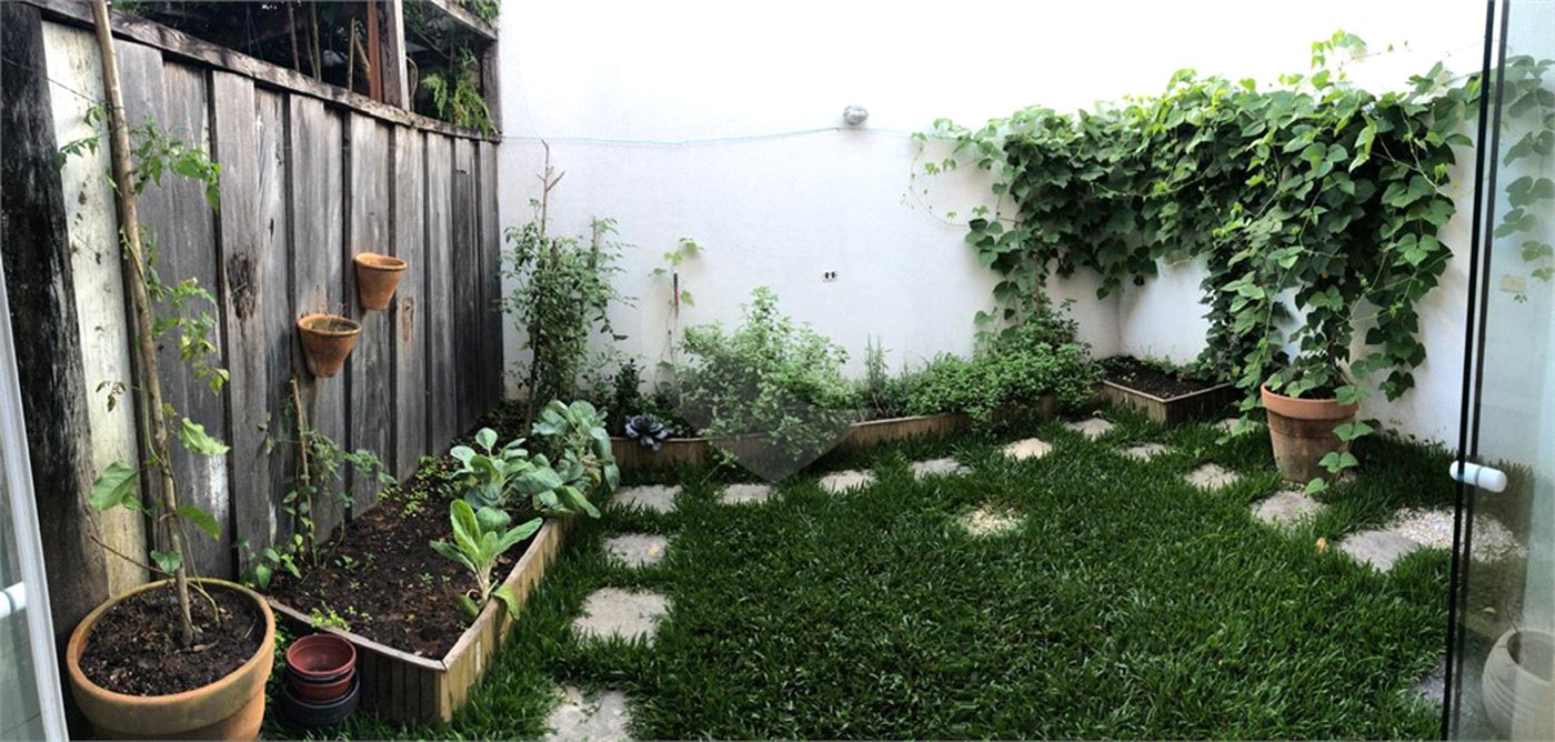 Casa à venda com 9 quartos, sendo 8 suítes, no condomínio Village Elisabete, Rio de Janeiro - RJ