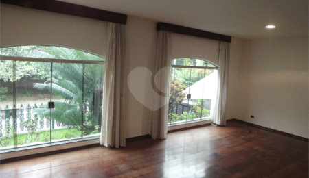 Sobrado à venda com 4 quartos, sendo 3 suítes,  em Jardim São Bento, São Paulo, SP