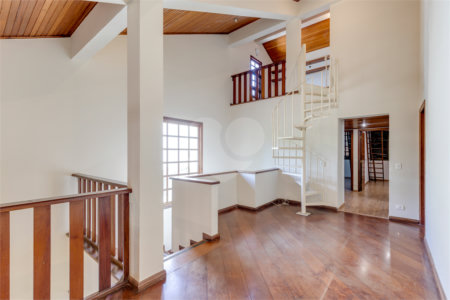 Casa à venda com 5 quartos, sendo 3 suítes, no condomínio Granja do Morumbi, São Paulo - SP