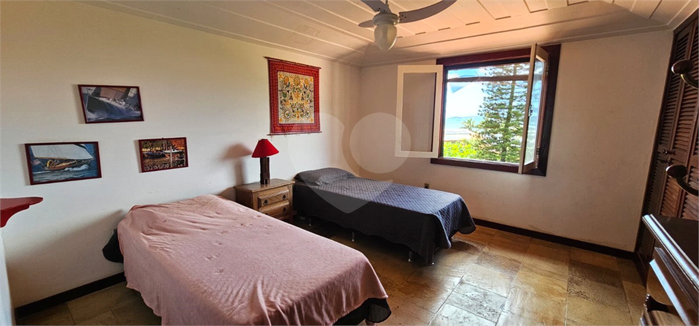Casa em condomínio à venda ou para alugar com 3 quartos, sendo 2 suítes,  em Praia Rasa, Armação dos Búzios, RJ
