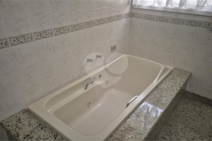 Casa à venda com 4 quartos, sendo 3 suítes, no condomínio Chácara das Rosas, São Paulo - SP