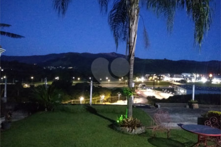 Sobrado à venda com 4 quartos, sendo 3 suítes,  em Jardim Estância Brasil, Atibaia, SP