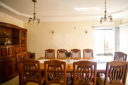 Sobrado à venda com 5 quartos, sendo 3 suítes, no Centro, São Roque, SP