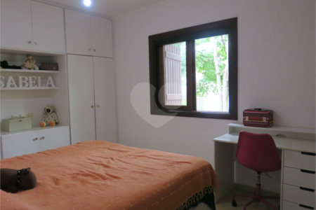 Casa à venda com 4 quartos, sendo 2 suítes, no condomínio Vila das Flores, São Paulo - SP