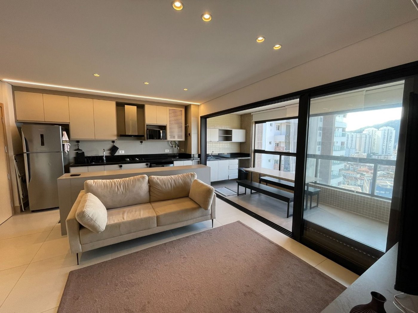 Apartamento 2 dormitórios (1 suíte), porteira fechada, 1 vaga demarcada, no José Menino, Santos