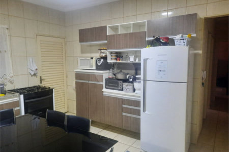 Ótima Oportunidade: Casa com Área de Lazer e Garagem para Dois Carros