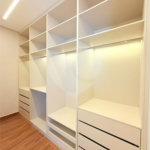Casa térrea com 3 suítes no Condomínio Residencial Viena em Indaiatuba-SP - Acabamento de alto padrão - R$ 1.690.000,00 - AT 250 m² - AC 158 m² - 3 suítes,, sendo 1 suíte master com closet - Sala para dois ambientes (estar e jantar) - Cozinha planejada com ilha cooktop, forno elétrico e micro-ondas,