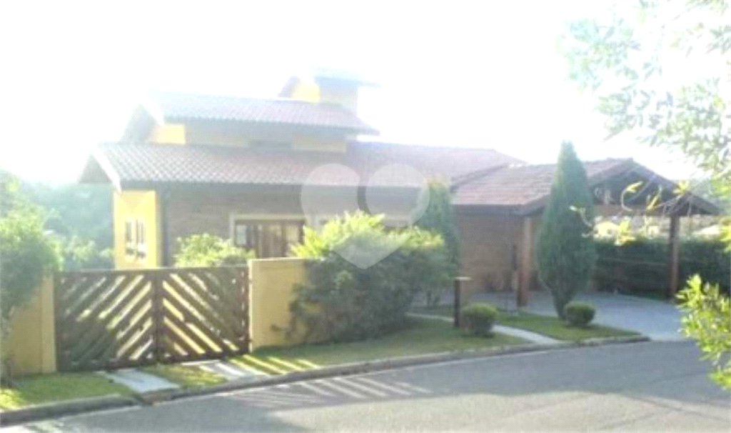 Casa à venda com 3 quartos, sendo 1 suíte, no condomínio Estância Marambaia, Vinhedo - SP