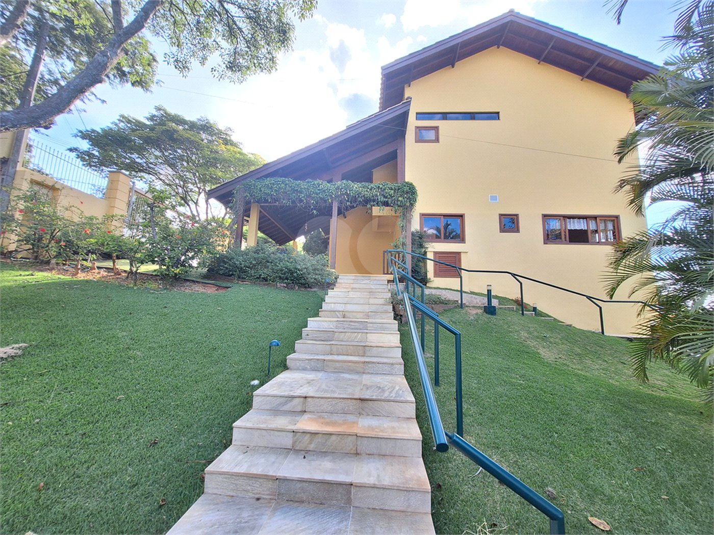 Casa à venda com 3 suítes no condomínio Chácaras do Lago, Vinhedo - SP
