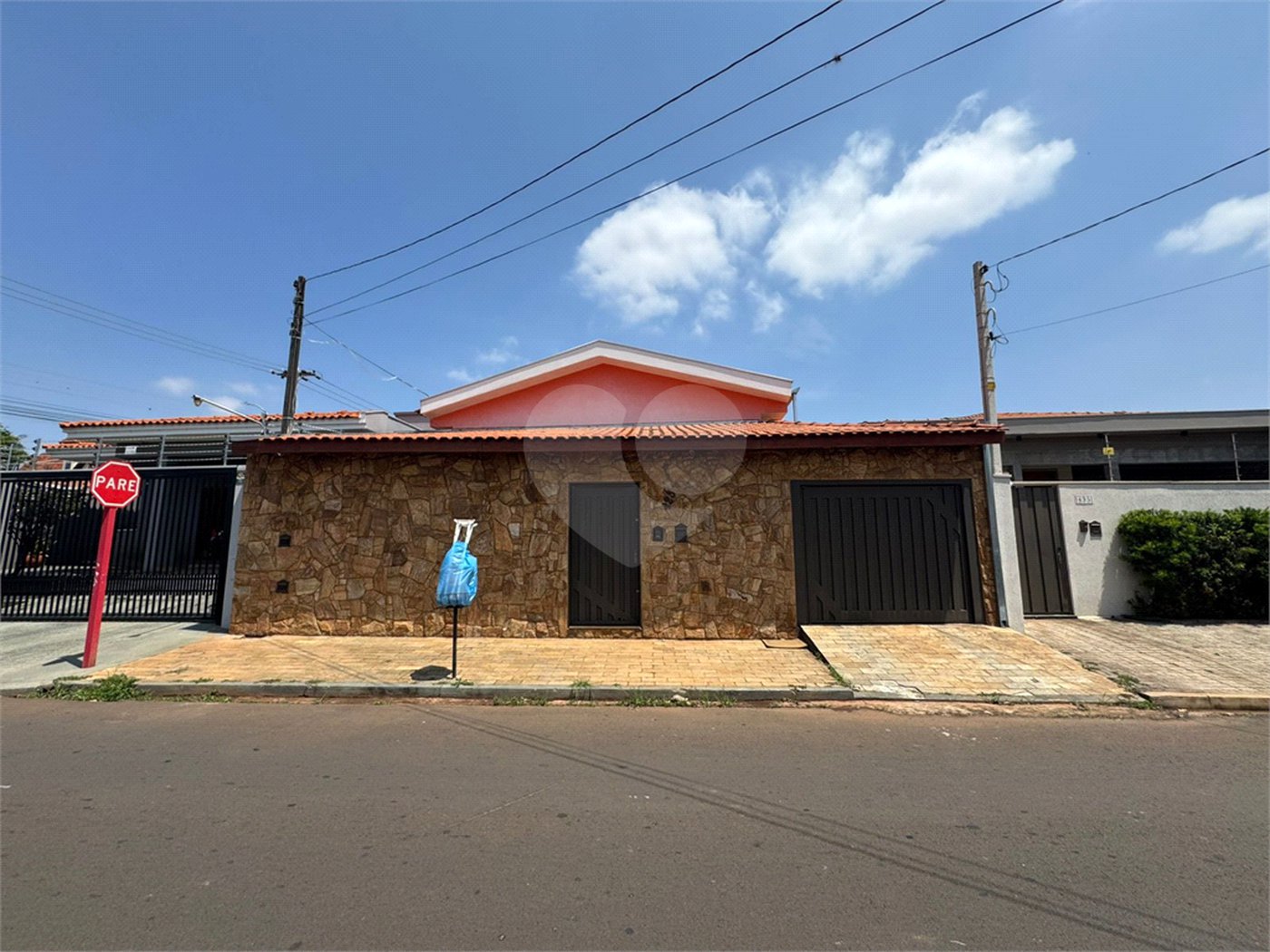 Casa com 03 Dormitórios á venda, em Jardim Alvorada, São Carlos.