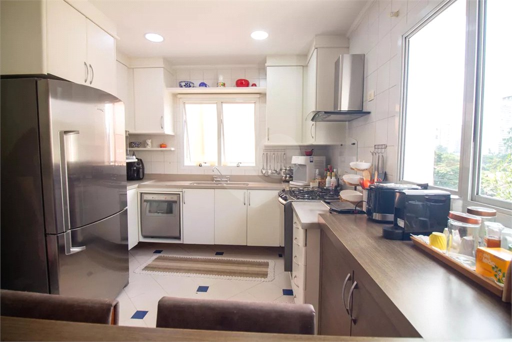 Casa à venda com 4 quartos, sendo 3 suítes, no condomínio Residencial Sans Souci, São Paulo - SP