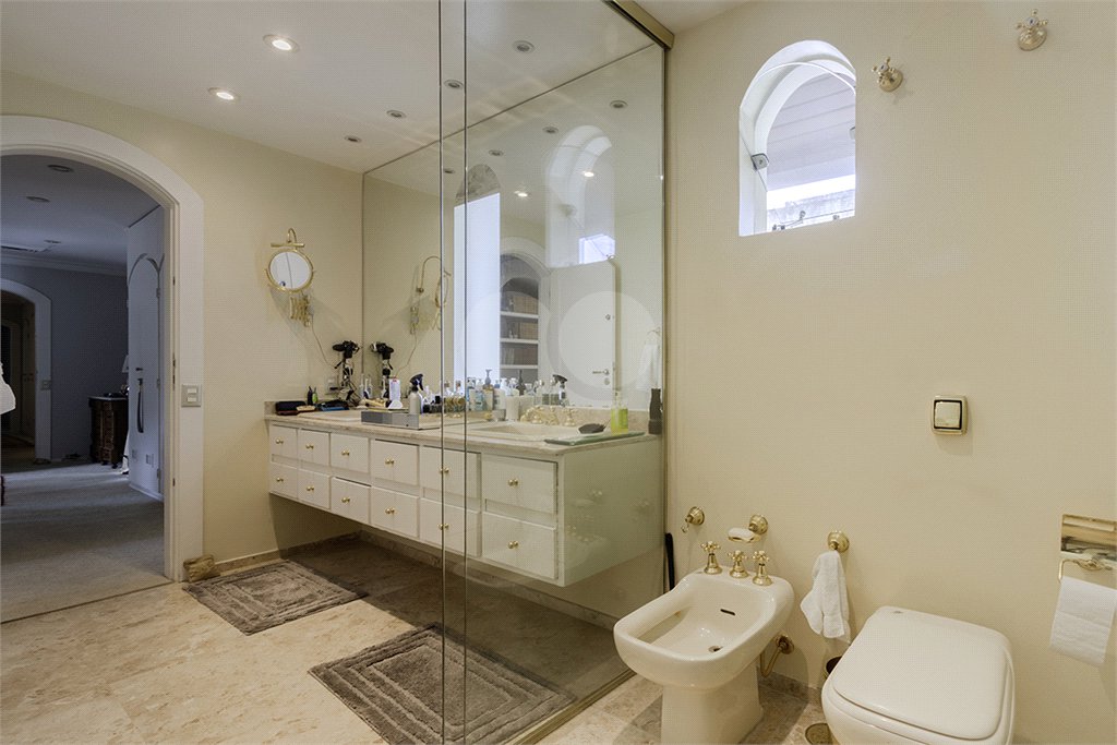 Casa à venda com 4 quartos, sendo 3 suítes, em Cidade Jardim, São Paulo, SP
