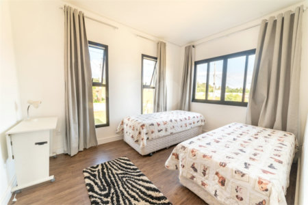 Casa à venda com 4 quartos, sendo 1 suíte, no condomínio Residencial Pinheiros do Lago, Alambari - SP