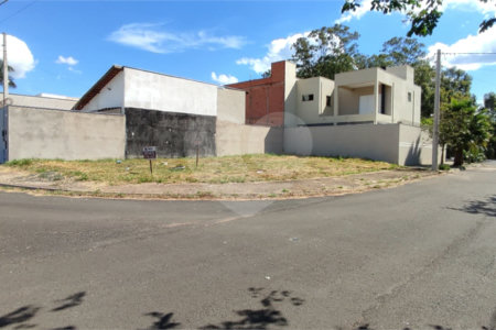 Terreno à Venda em São Carlos, no bairro Parque dos Flamboyants