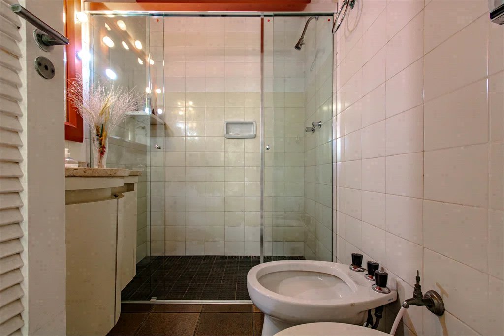 Casa à venda com 4 quartos, sendo 1 suíte,  em Jardim Leonor, São Paulo, SP