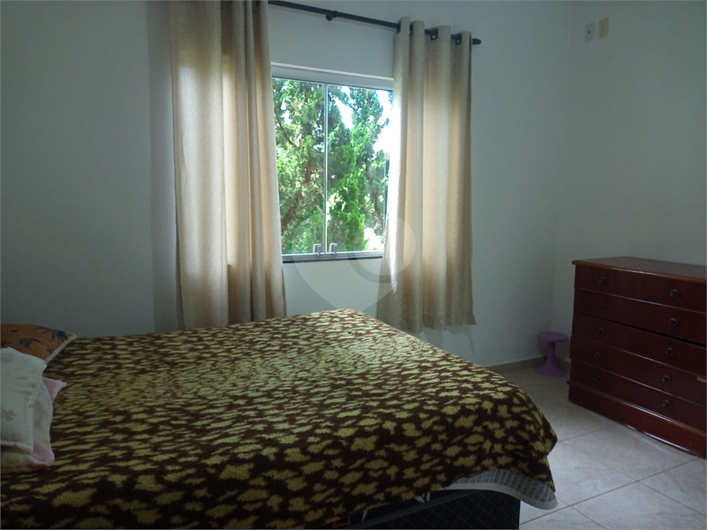 Casa à venda com 4 quartos, sendo 1 suíte,  no condomínio Village da Serra, Araçoiaba da Serra - SP