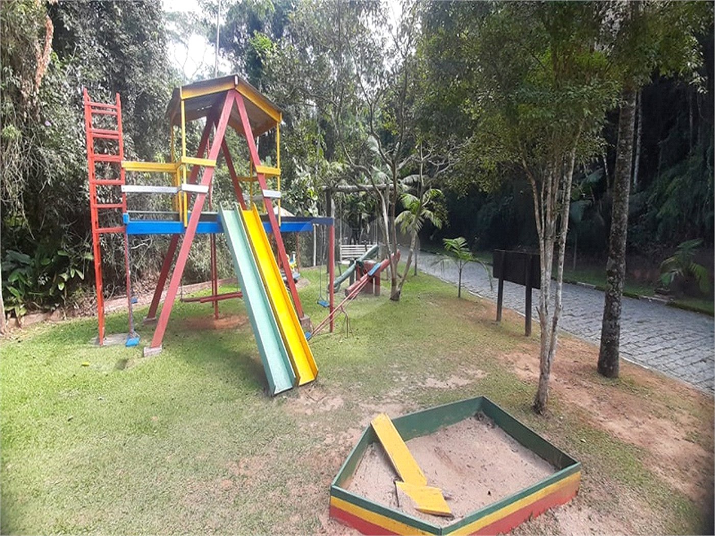 Casa à venda com 4 quartos, sendo 1 suíte, no condomínio Parque Suiça, Caieiras - SP