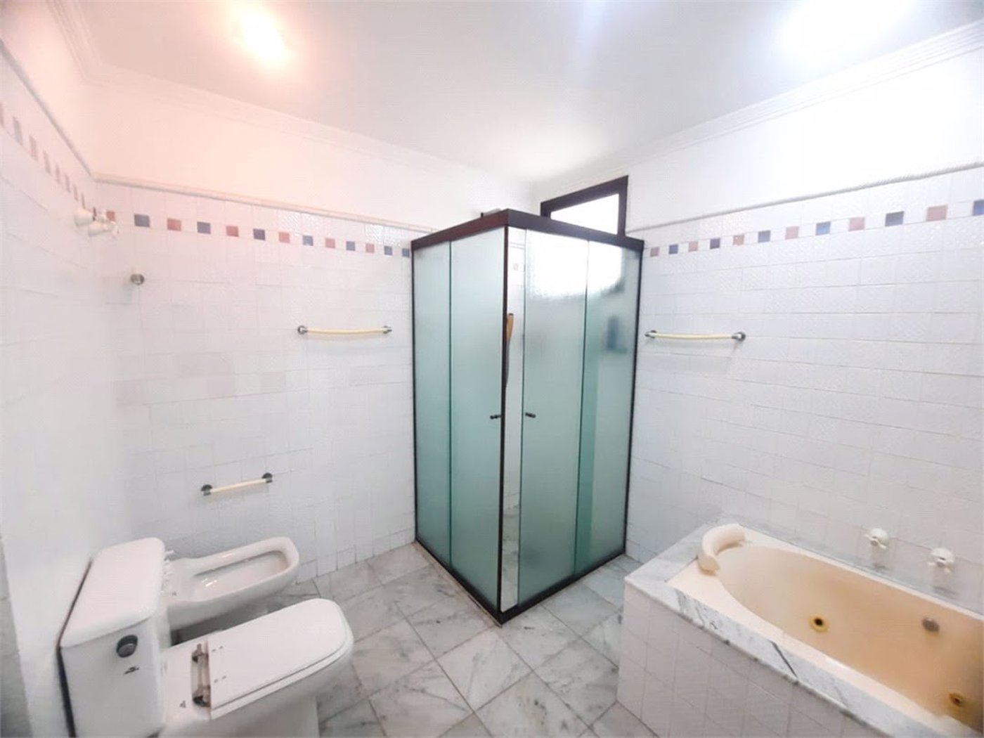 Apartamento Residencial à venda, Pitangueiras, Guarujá - AP0136.