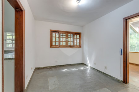 Casa à venda com 5 quartos, sendo 3 suítes, no condomínio Granja do Morumbi, São Paulo - SP