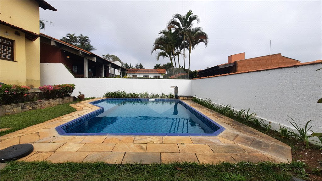 Sobrado à venda com 4 quartos, sendo 3 suítes,  em Interlagos, São Paulo, SP