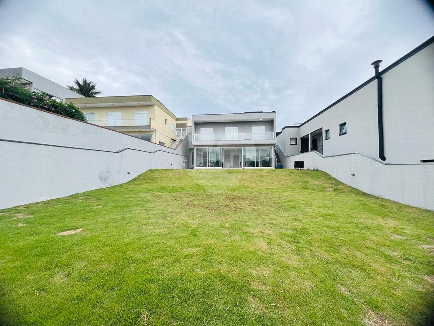 Casa à venda com 3 quartos, sendo 1 suíte, no condomínio Figueira Garden, Atibaia - SP