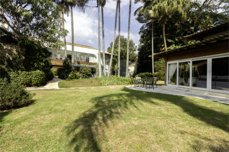 Casa à venda com 4 quartos, sendo 3 suítes, em Cidade Jardim, São Paulo, SP
