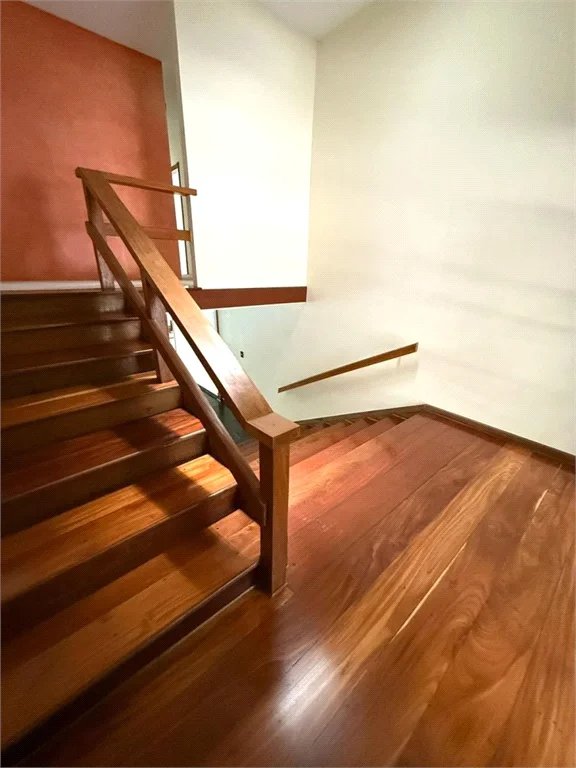Sobrado à venda com 5 quartos, sendo 3 suítes, em Jardim Leonor, São Paulo, SP