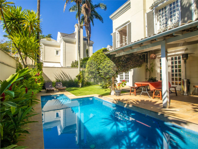 Casa à venda com 5 quartos, sendo 4 suítes,  no condomínio Bounganville, São Paulo - SP