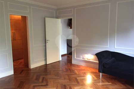 Casa à venda com 4 quartos, sendo 2 suítes, no condomínio Residencial Morumbi, São Paulo - SP