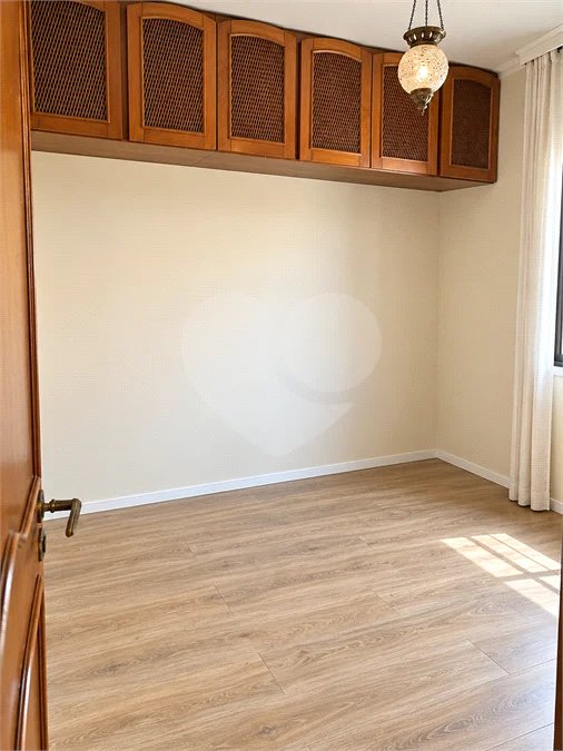 Sobrado de 250 m² em São Bernardo do Campo, com 3 dormitórios, suíte, escritório, quintal, edícula e 2 vagas, em excelente localização.