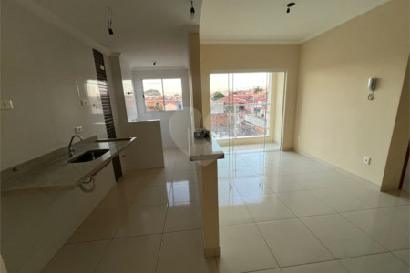 Apartamento no Condomínio Residencial Clarice.