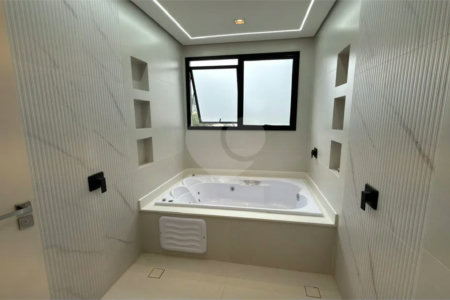 Sobrado de alto padrão no Swiss Park, totalmente reformado, com 4 suítes, piscina, elevador, espaço gourmet, 4 vagas e condomínio com lazer completo.