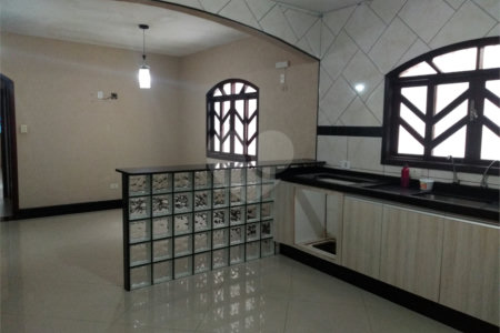 Sobrado à venda com 3 quartos, sendo 1 suíte,  em Residencial Rancho Grande, Itaquaquecetuba, SP