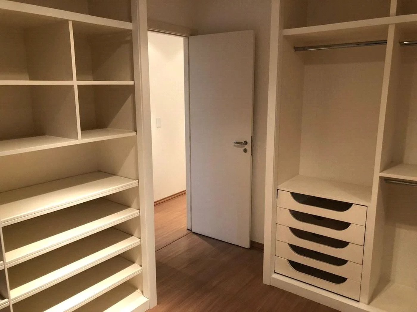 Apartamento à venda com 3 quartos, sendo 2 suítes, em Paraíso do Morumbi, São Paulo, SP