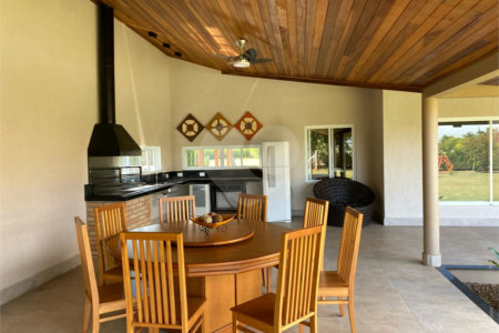 Casa à venda com 4 quartos, sendo 3 suítes, no condomínio Primavera, Salto - SP
