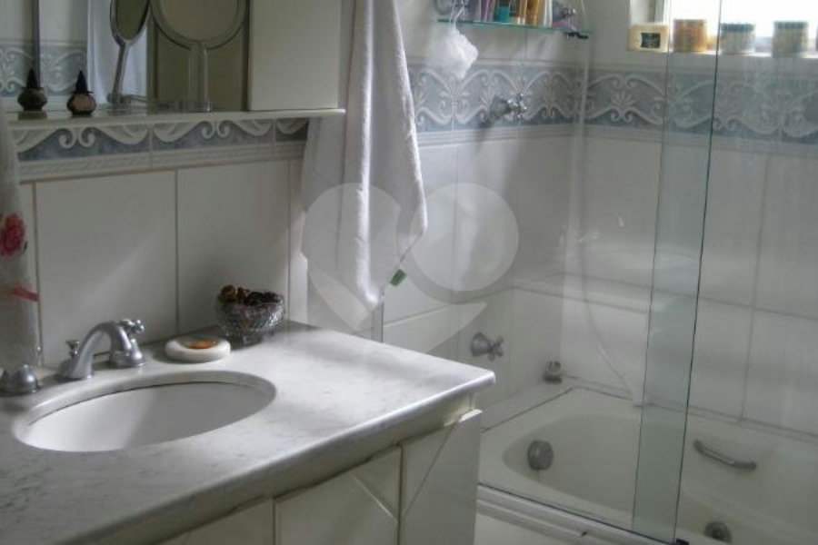 Casa à venda com 3 quartos, sendo 1 suíte, em Saúde, São Paulo, SP