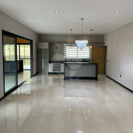 Casa à venda com 4 quartos, sendo 3 suítes,  no condomínio Jardim das Palmeiras, Bragança Paulista - SP