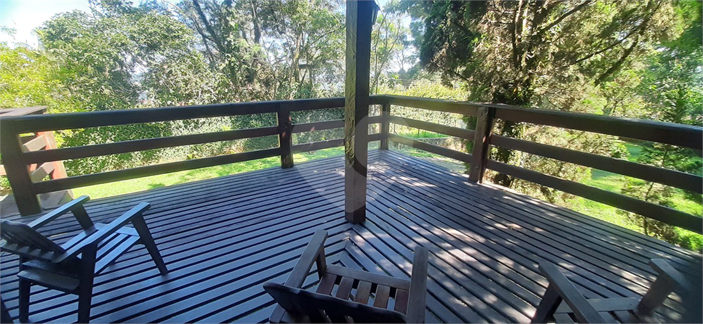 Sobrado à venda com 3 suítes em Serra da Cantareira, Mairiporã, SP