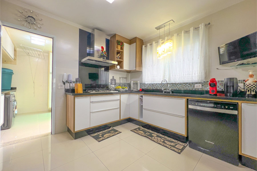 Casa à venda com 4 quartos, sendo 2 suítes,  no condomínio Floradas da Serra, São Paulo - SP