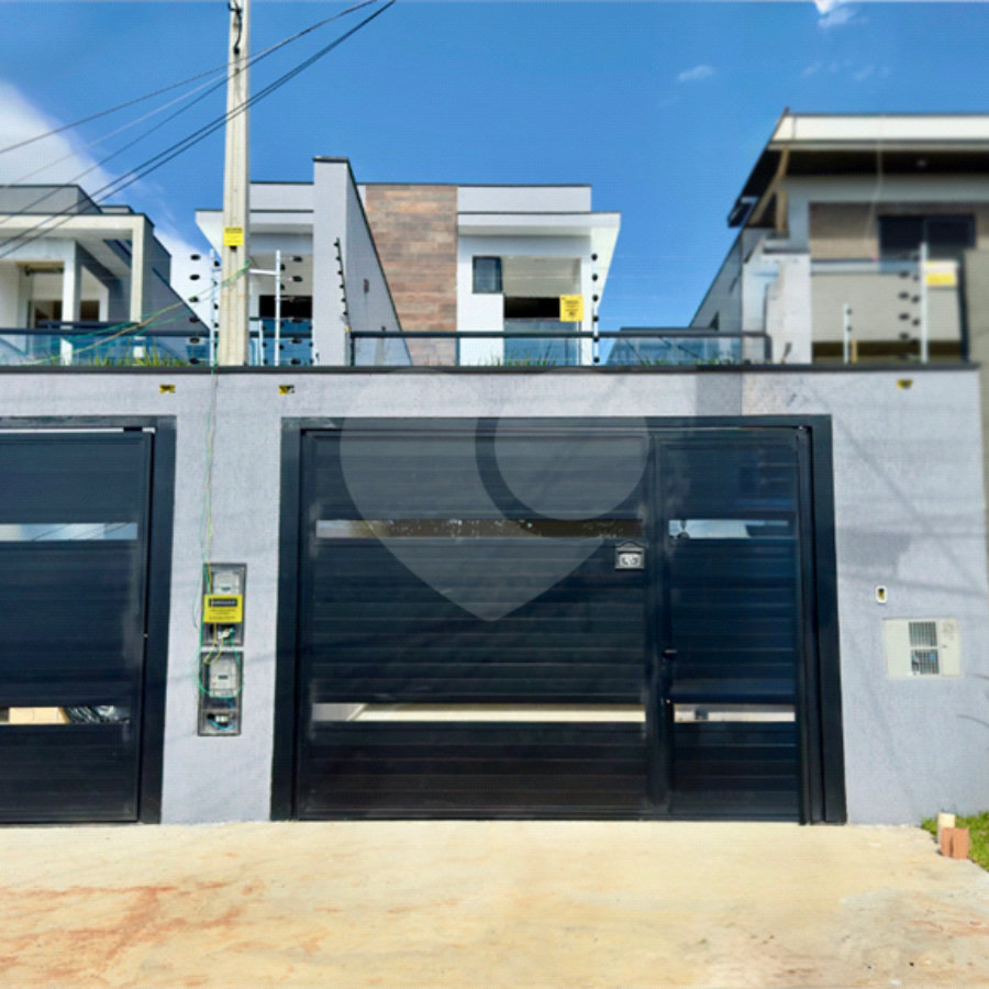 Lindo Sobrado semi-mobiliado no Jardim do Lago, sendo 3 Suites com piso aquecido, piscina aquecida, energia fotovoltaica, churrasqueira e garagem para 4 autos.