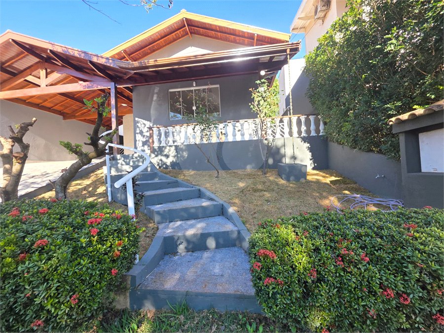 Casa à venda com 3 quartos, sendo 1 suíte, no condomínio Residencial Jardim das Palmeiras, Vinhedo - SP