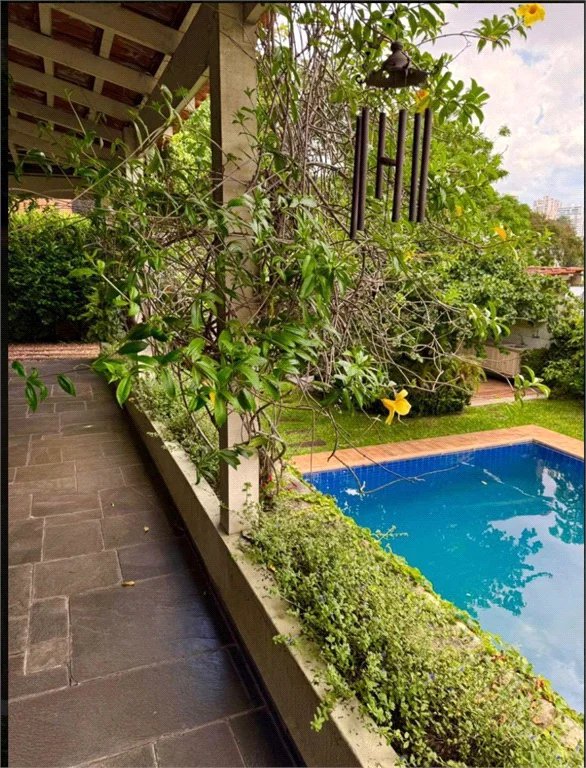Casa à venda com 5 quartos, sendo 3 suítes,  em Jardim Leonor, São Paulo, SP