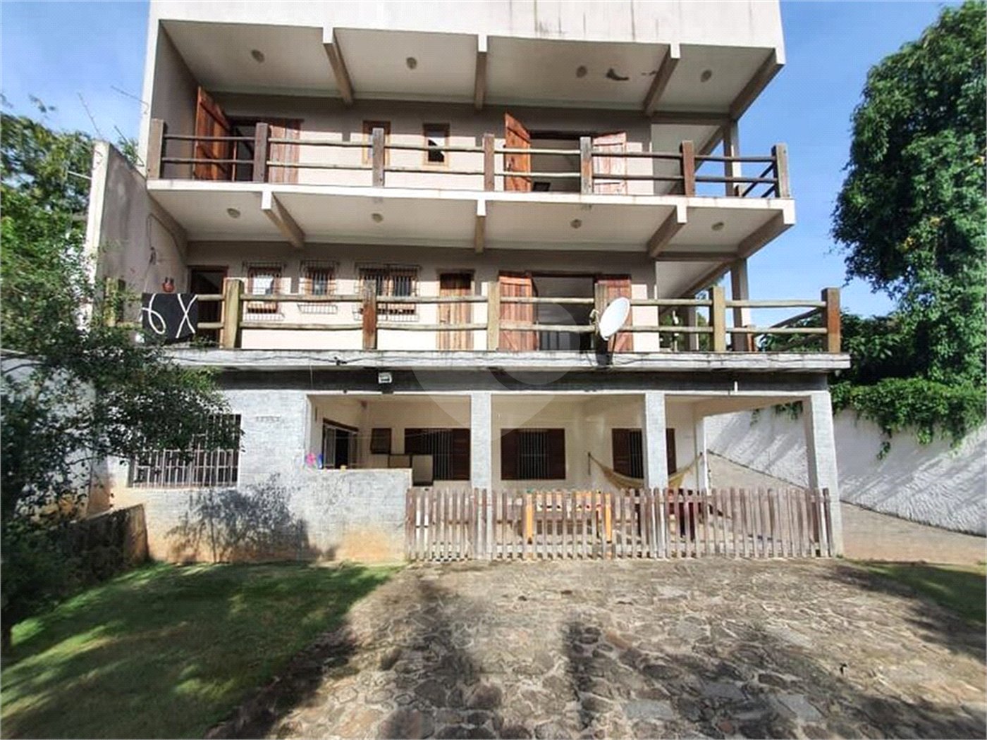 Casa à venda com 6 quartos, sendo 3 suítes, no condomínio Residencial Jardins de Mairiporã I, Mairiporã - SP