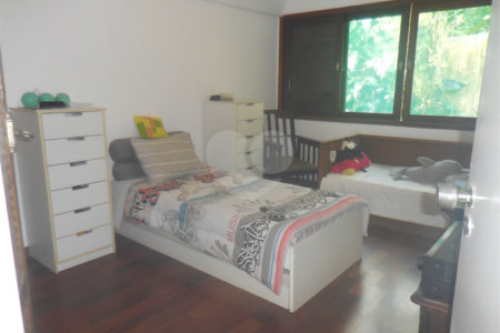 Casa à venda com 4 quartos, sendo 1 suíte,  em Interlagos, São Paulo, SP