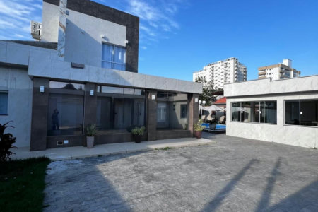 Casa à venda com 8 quartos, sendo 2 suítes, em Flórida, Praia Grande, SP