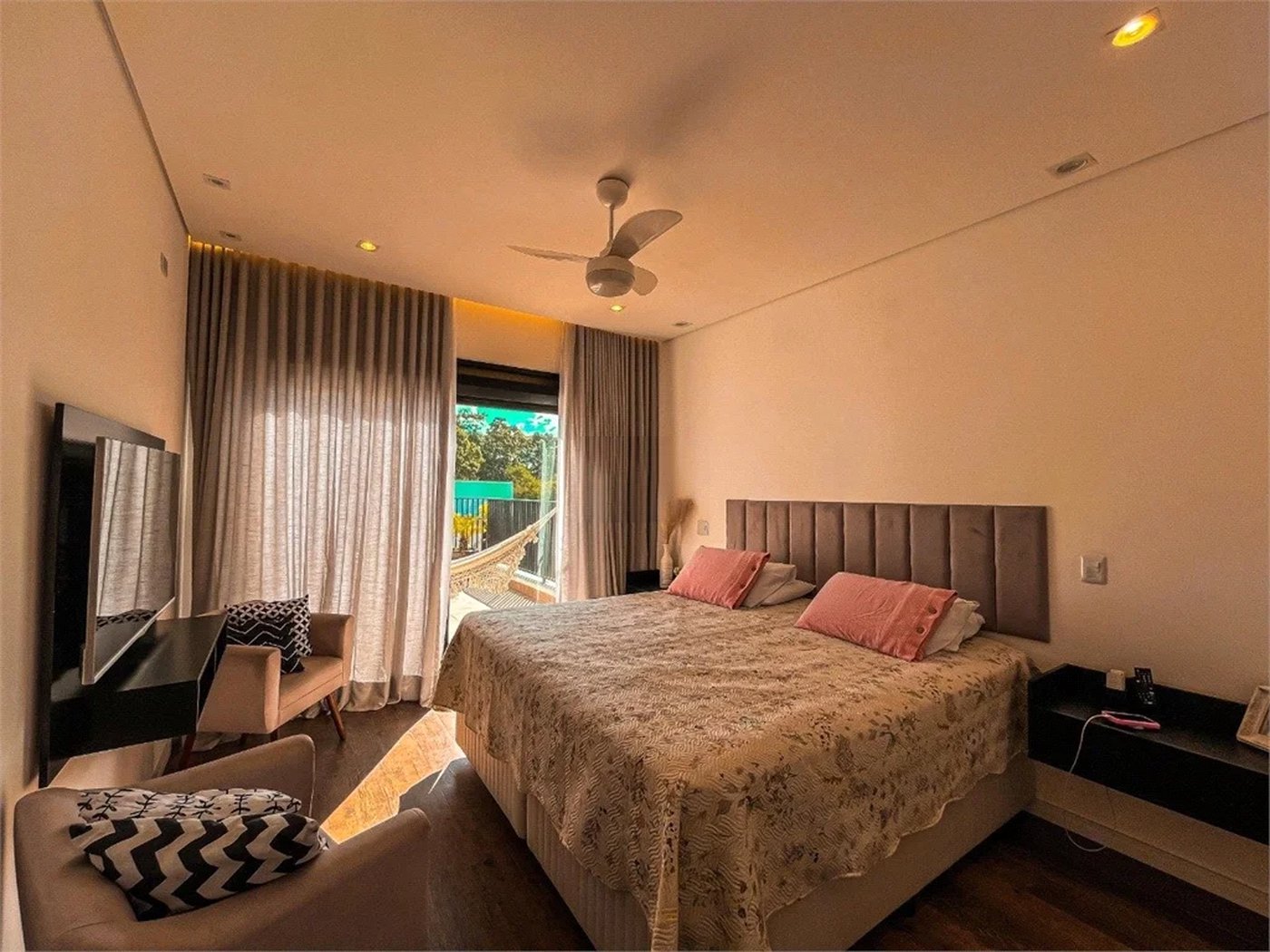 Casa à venda com 4 quartos, sendo 3 suítes,  no condomínio Vintage, Cotia - SP