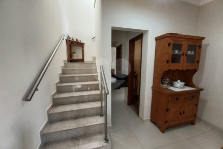 Casa à venda com 3 quartos, sendo 1 suíte, no condomínio São Domingos, Valinhos - SP