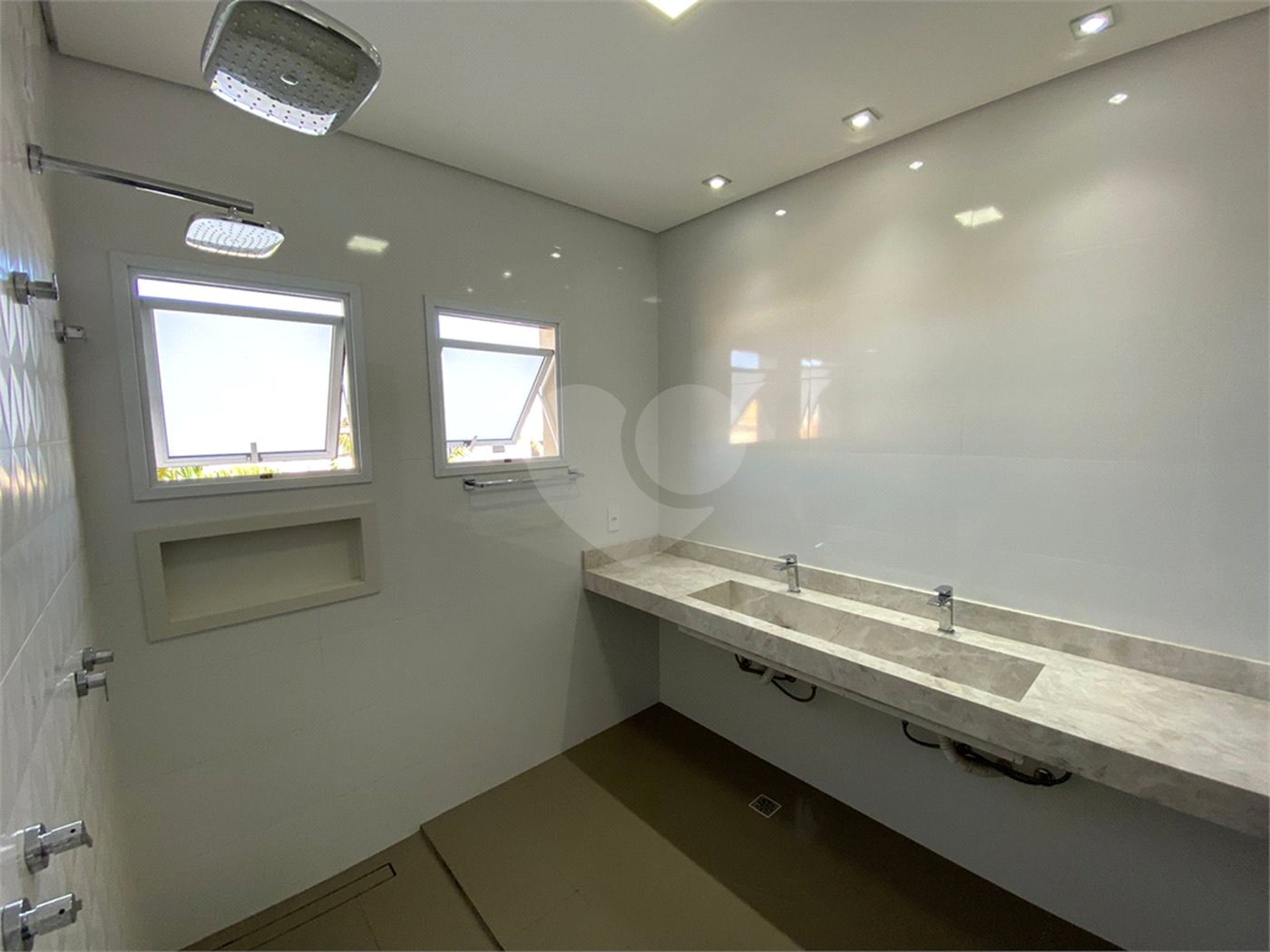 Casa com alto padrão de acabamento para venda no Condomínio Montreal.